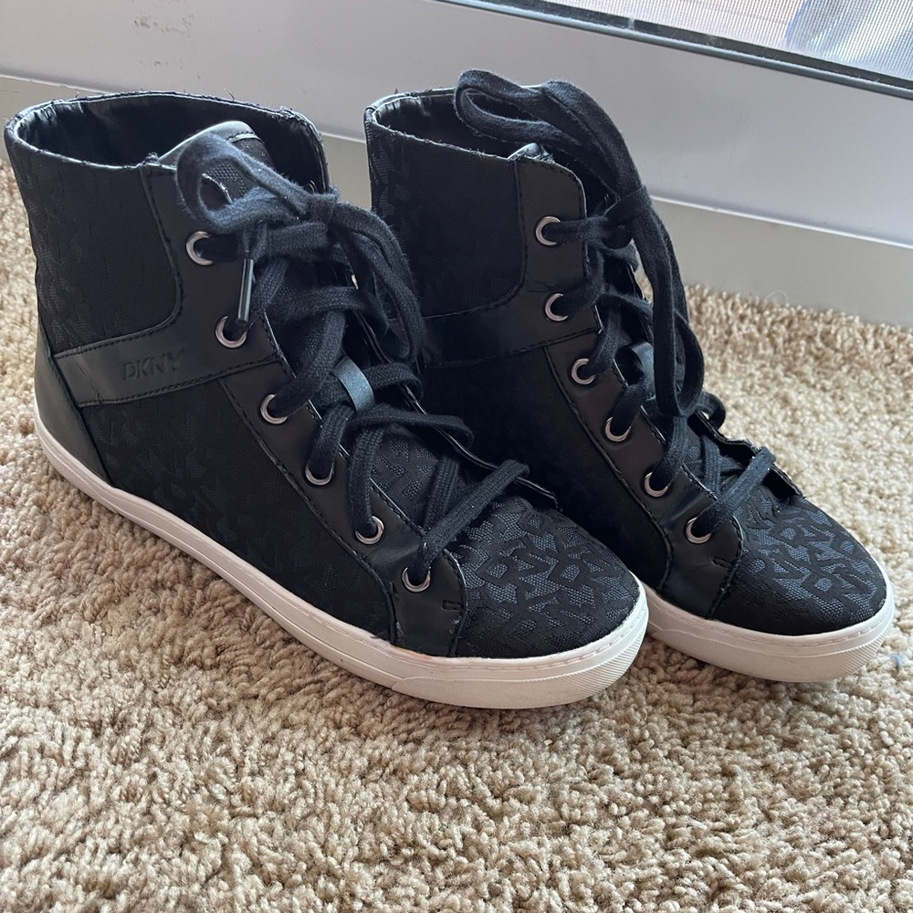 Women’s high top DKNY fashion sneakers !